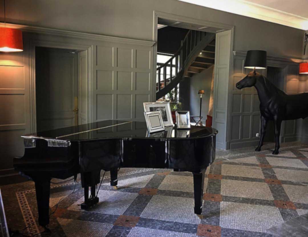 Le hall du château et son piano quart de queue