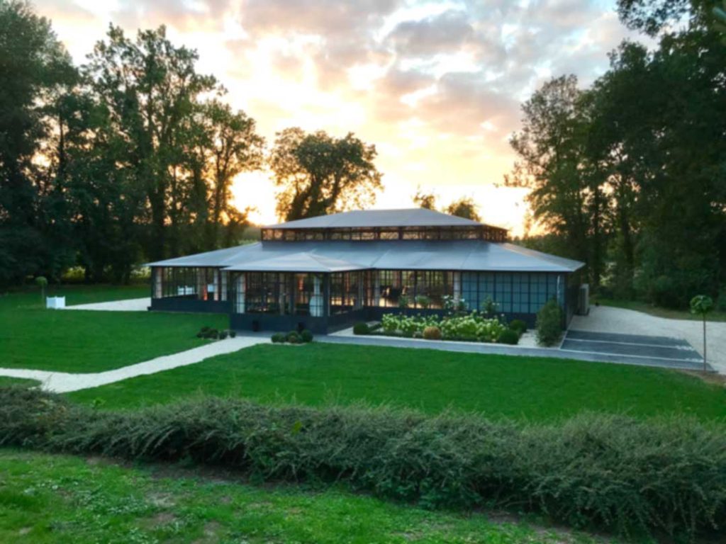 L'Orangerie de verre vue depuis le parc